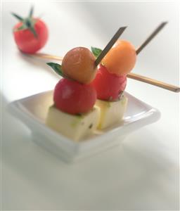 Pinchitos de queso, tomates cherry y melon. Receta disponible.