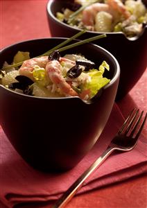 Ensalada de frutas y gambas. Receta disponible.