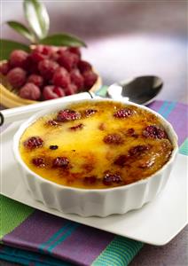 Crema catalana con fresas y frambuesas. Receta disponible