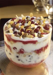 Syllabub trifle de fresones, uva y almendras. Receta disponible