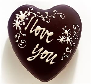 Corazon de chocolate y marron glace con "I love you". Receta disponible.