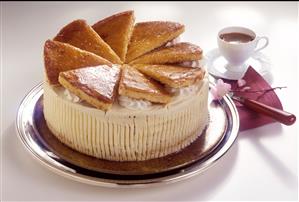 Tarta al chocolate blanco con triangulos caramelizados. Receta disponible. 