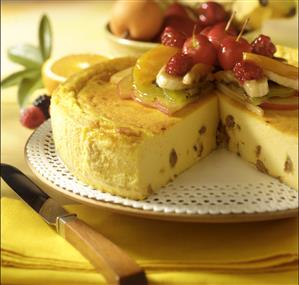 Tarta de queso con frutas. Receta disponible.