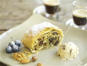 Strudel con frutos secos y helado. Receta disponible.