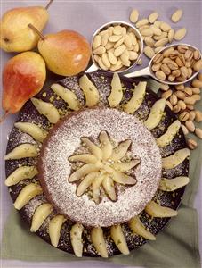 Tarta de pistachos y almendras con peras. Receta disponible.