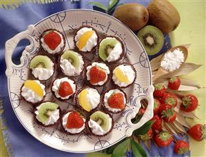 Cestitas de chocolate con nata y frutas. Receta disponible.