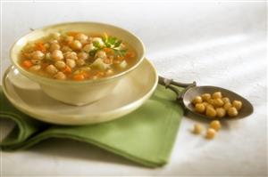 Sopa de garbanzos. Cocina argentina. Receta disponible. Paso a paso disponible.