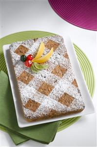 Tarta de pan de centeno, almendras y frutas confitadas. Receta disponible. Paso a paso disponible.