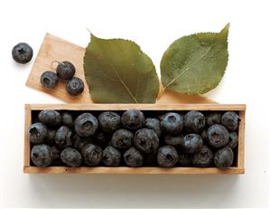 Arandanos en una caja de madera.