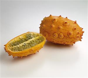 Kiwano. Una fruta entera y otra partida.