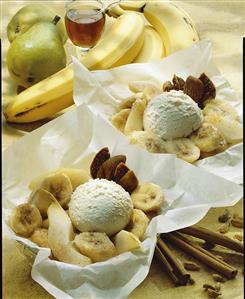 Papillote de frutas con helado. Receta disponible TR.