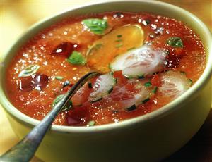 Sopa fria de tomate con gelatina al oporto. Receta disponible.