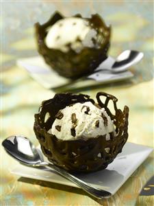 Cestitos de chocolate con bola de helado. Receta por encargo.