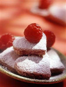 Pastelitos de nueces y frambuesas. Receta disponible.