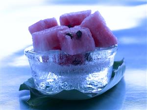 Sandia, cortada en dados, sobre hielo. 