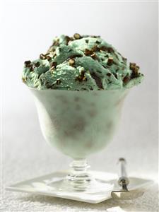 Helado de menta con chocolate en copa. Receta por encargo.