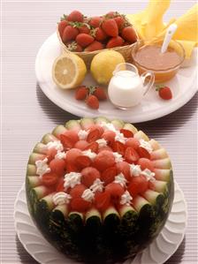 Sandia con miel, fresones y nata. Receta disponible.