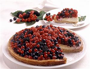 Tarta con frutas del bosque. Receta disponible.