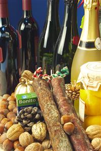 Bodegon de alimentos y bebidas.