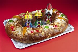 Roscon de reyes con los tres reyes de chocolate.