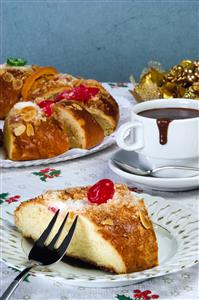 Cocina de Navidad. Roscon de Reyes y taza de chocolate.